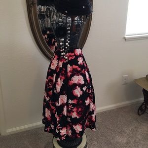 Pretty flora Eva Mendez skirt! Super feminine 🌸