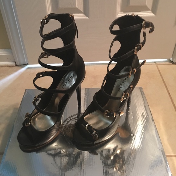 👠Gorgeous Black W/Gold Buckles *Final reduction* - Picture 1 of 3