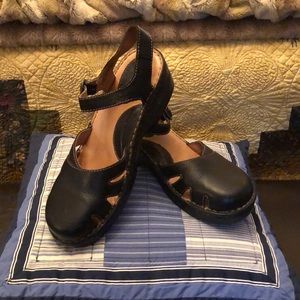 Born Black Sandal with closed toe.