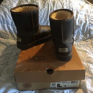 Leather Ugg size 4.. Fits like a 5