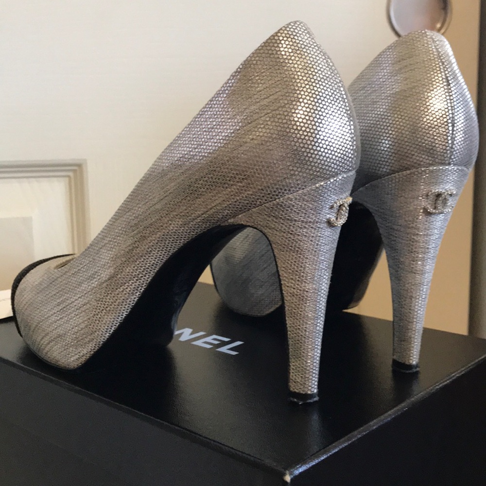 New heel taps Chanel Silver and Black Captoe pumps - Picture 2 of 8