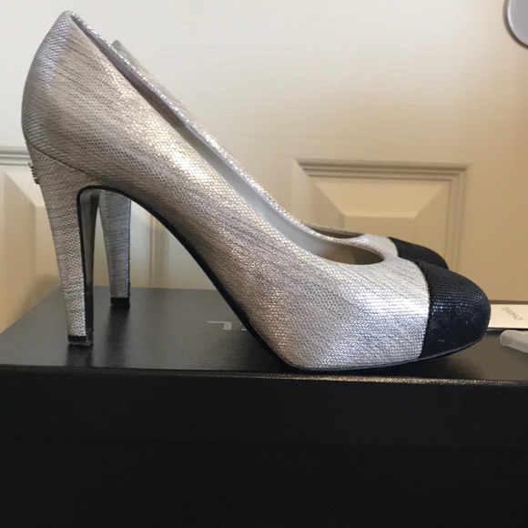 New heel taps Chanel Silver and Black Captoe pumps - Picture 5 of 8