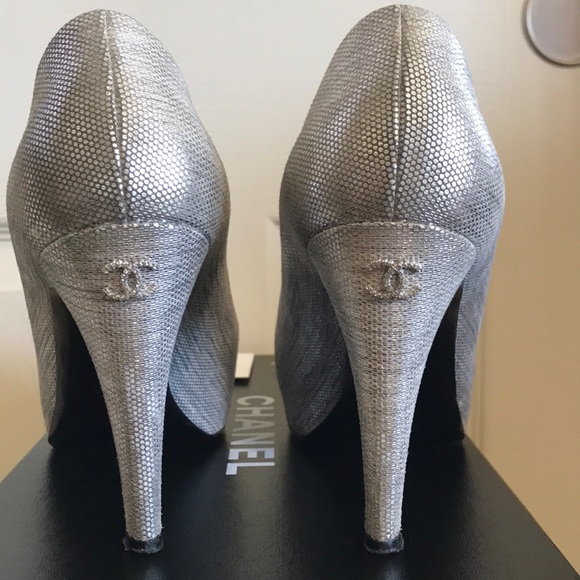 New heel taps Chanel Silver and Black Captoe pumps - Picture 6 of 8