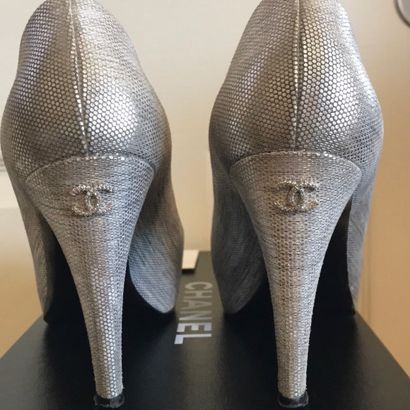 New heel taps Chanel Silver and Black Captoe pumps - Picture 8 of 8