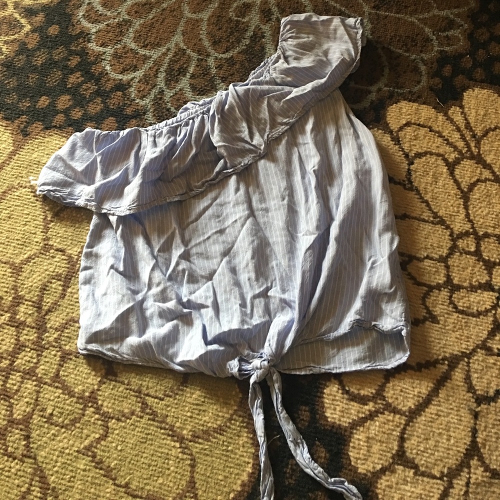 One shoulder shirt