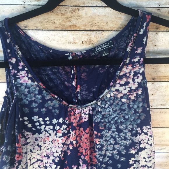 Gorgeous floral blouse - Picture 3 of 8