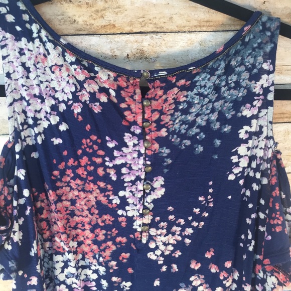 Gorgeous floral blouse - Picture 4 of 8