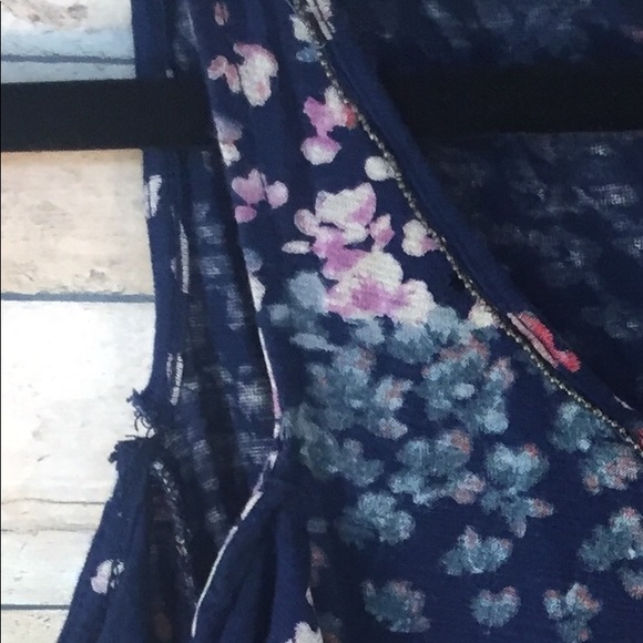 Gorgeous floral blouse - Picture 5 of 8