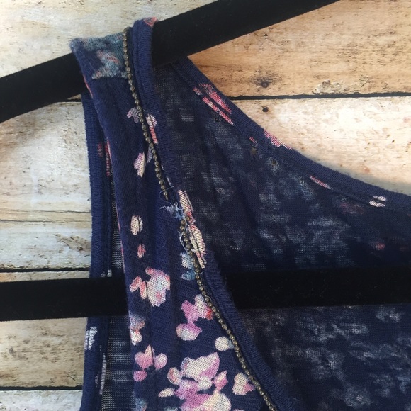 Gorgeous floral blouse - Picture 7 of 8