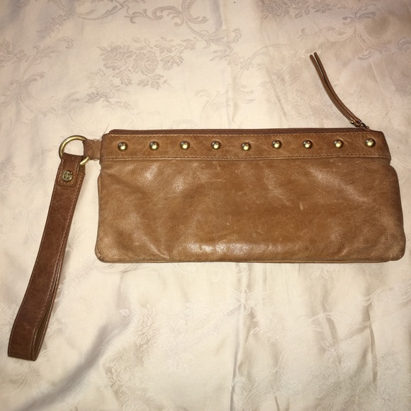 KENNETH COLE tan wristlet with gold details - Picture 2 of 6