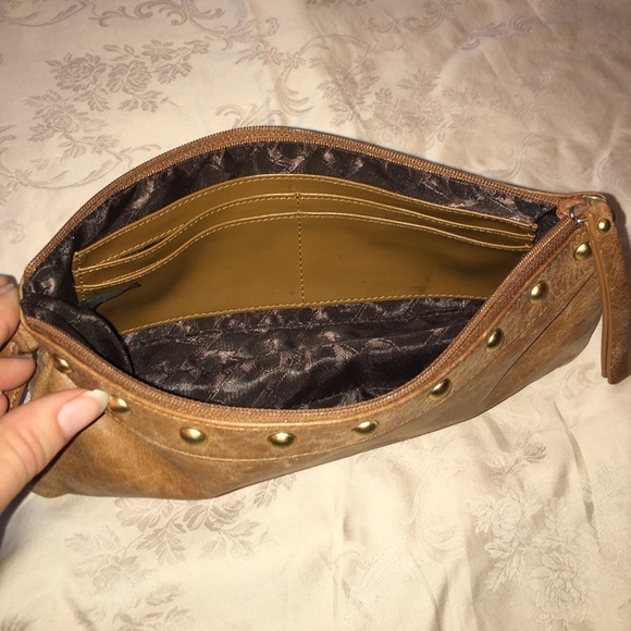 KENNETH COLE tan wristlet with gold details - Picture 5 of 6