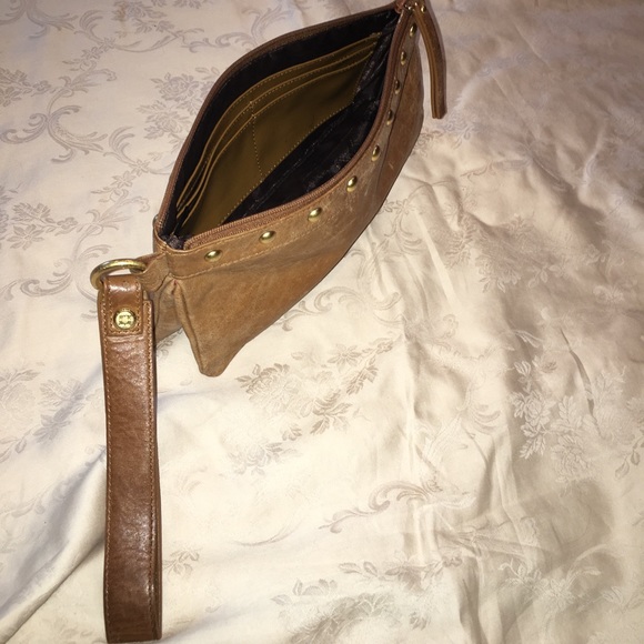 KENNETH COLE tan wristlet with gold details - Picture 6 of 6