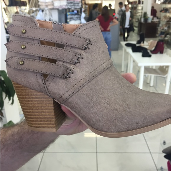 🎈Size 6.5 Qupid Taupe booties! - Picture 2 of 6