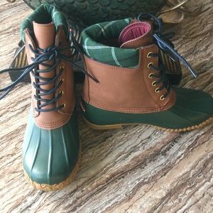NWOT Tommy Hilfiger duck boots.