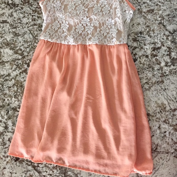 Lace dress - Picture 2 of 4