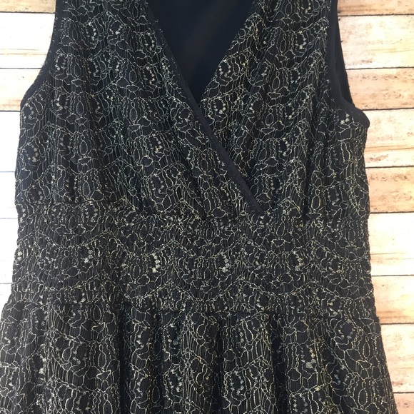 Gorgeous black background with gold lace dress - Picture 2 of 4