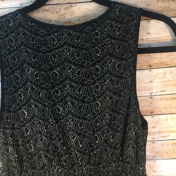 Gorgeous black background with gold lace dress - Picture 3 of 4