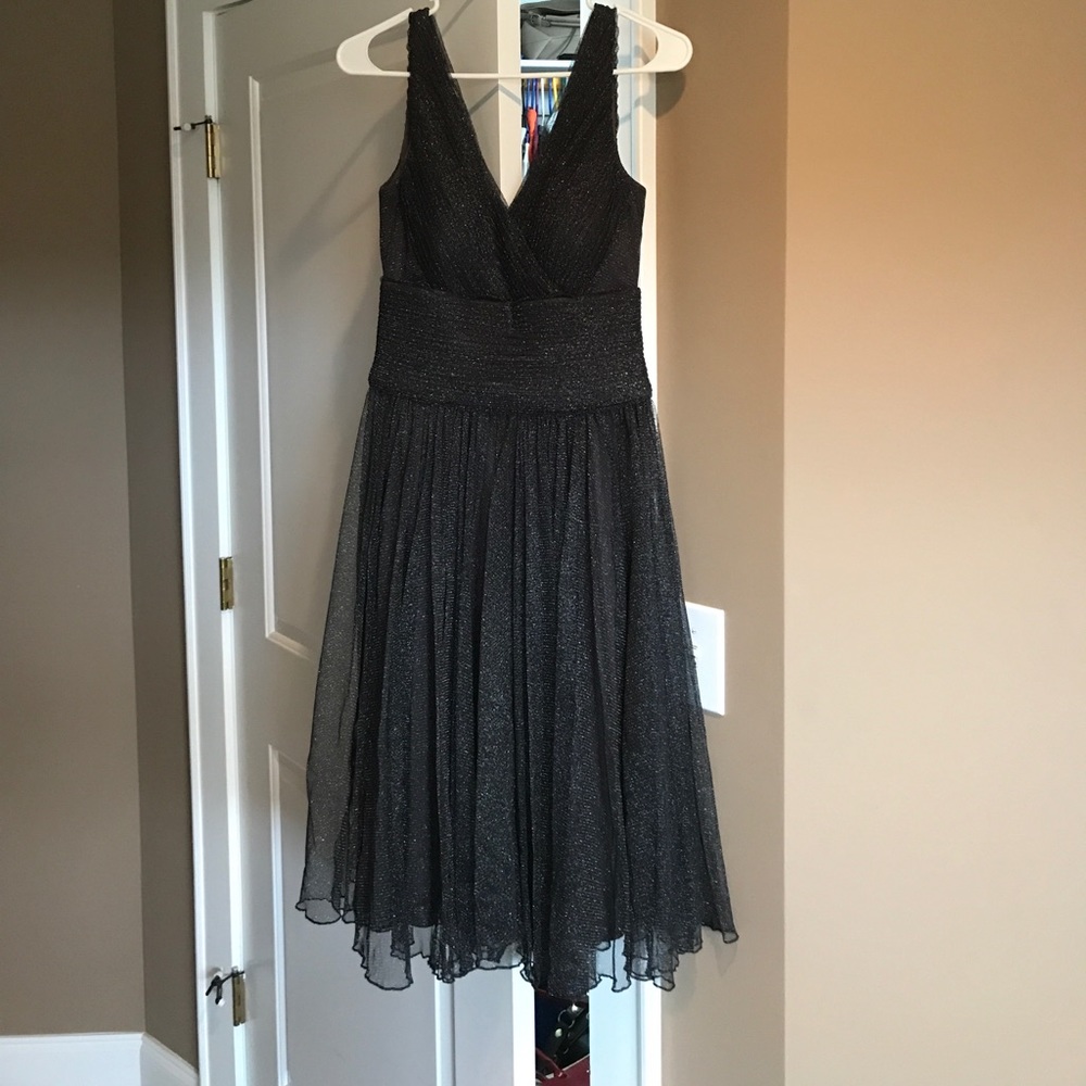Holiday Party perfect! Black dress. Sz 6, Mid-calf length.