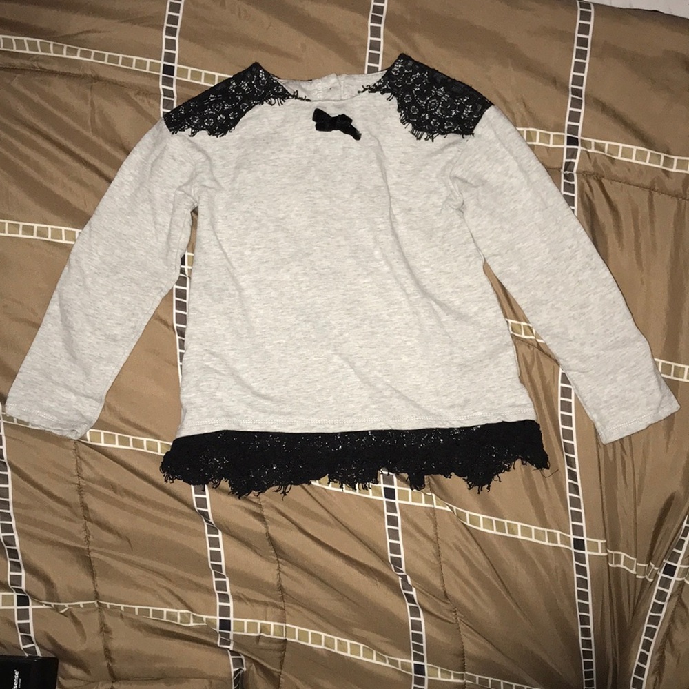 Gray top with black lace black buttons on back 4t