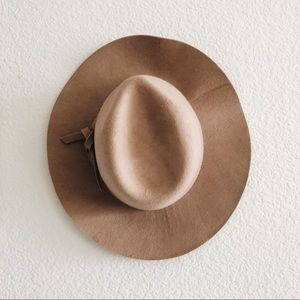Medium brim hat