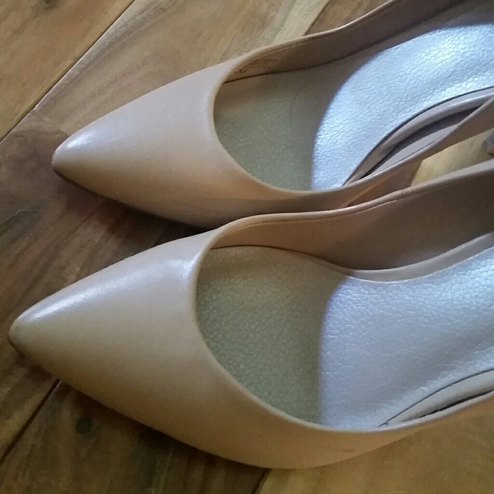 Nude pumps sz 5