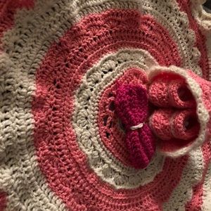 Adorable Blanket set. Includes bonnet and booties