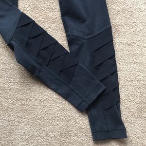 Lululemon black Leggings w/woven mesh ankles 4