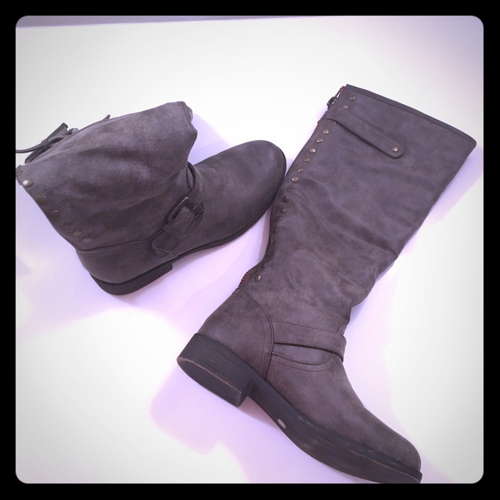 Faux leather boots with red zipper