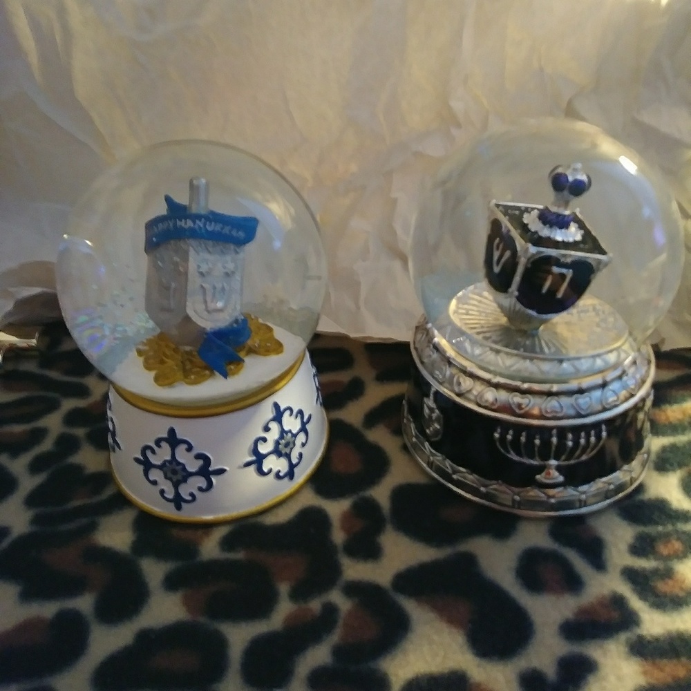 Hanukkah snow globes