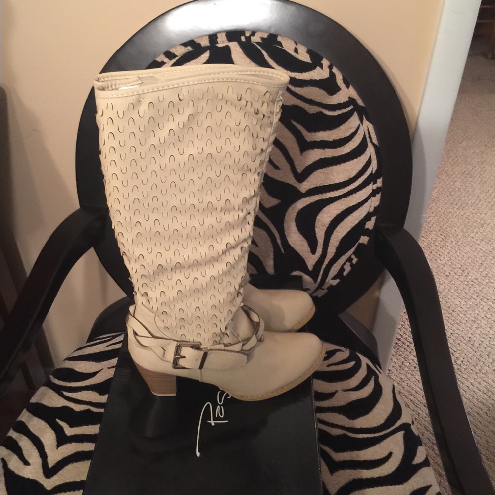 Boots - Picture 3 of 6