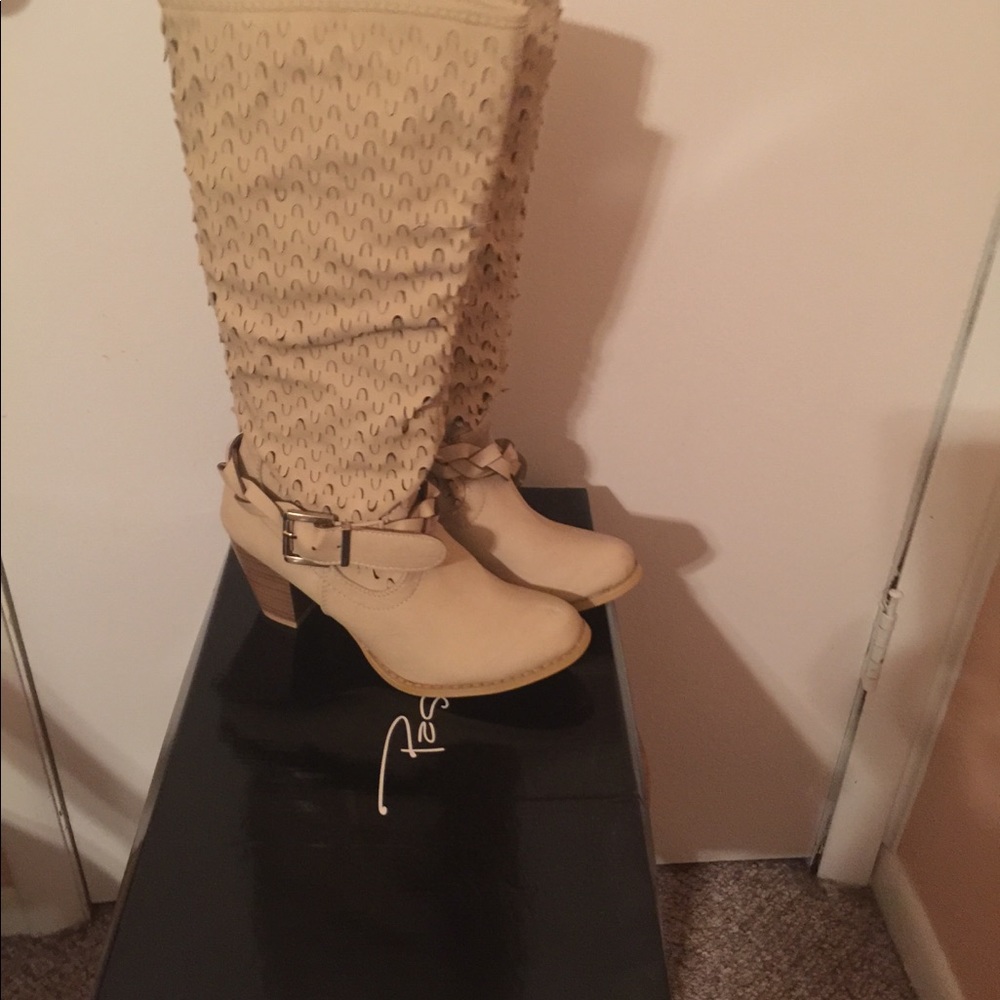 Boots - Picture 4 of 6