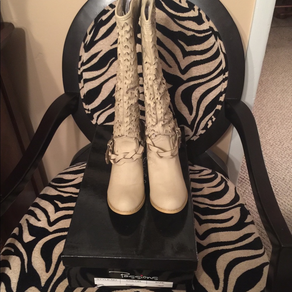 Boots - Picture 5 of 6