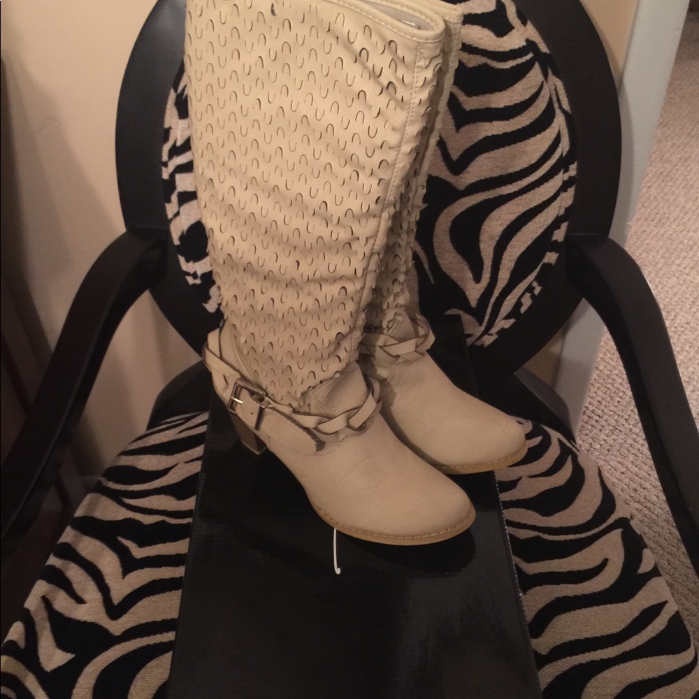 Boots - Picture 6 of 6
