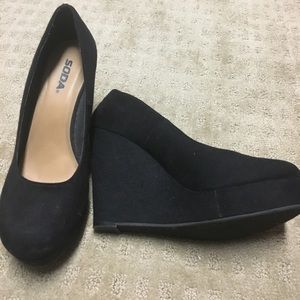 Black wedges