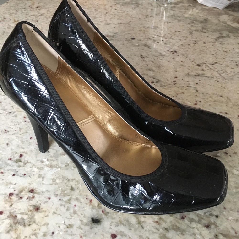 Tahari black patent patterned 7.5