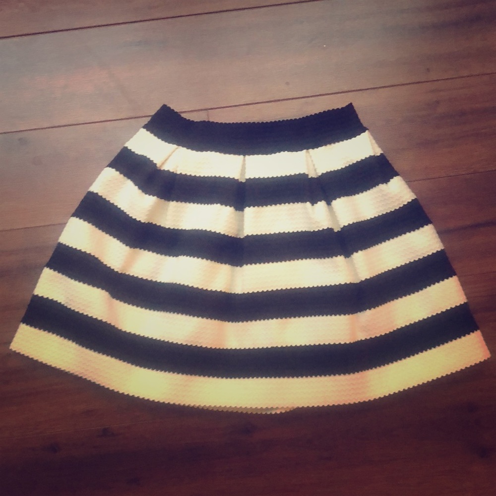 Used black/white forever 21 skirt