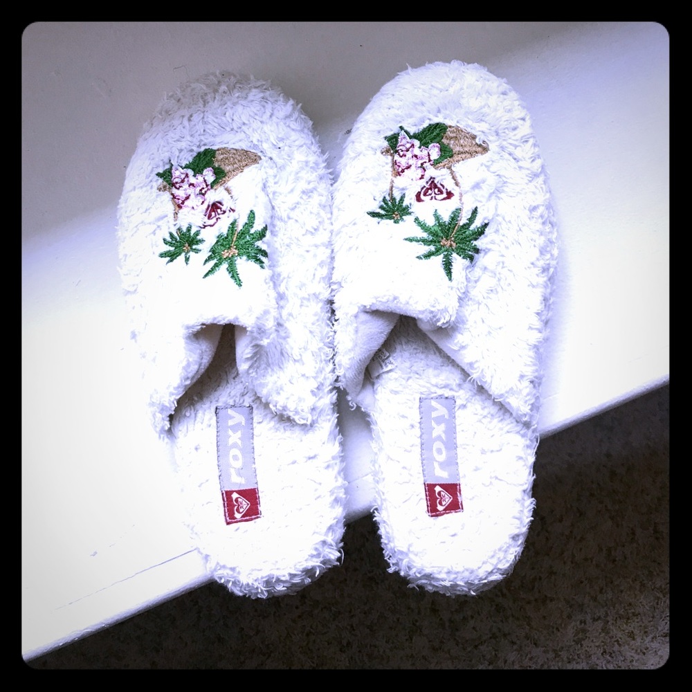 Large Roxy slippers