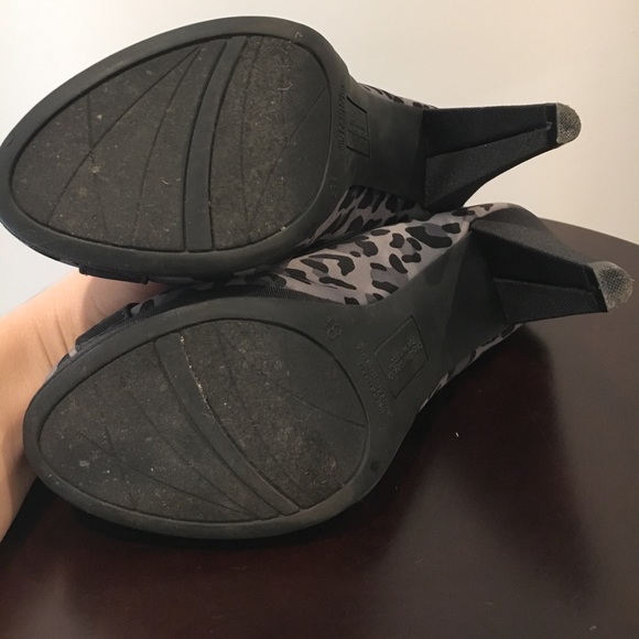 Sexy Grey Leopard Animal Print Heels - Picture 6 of 6