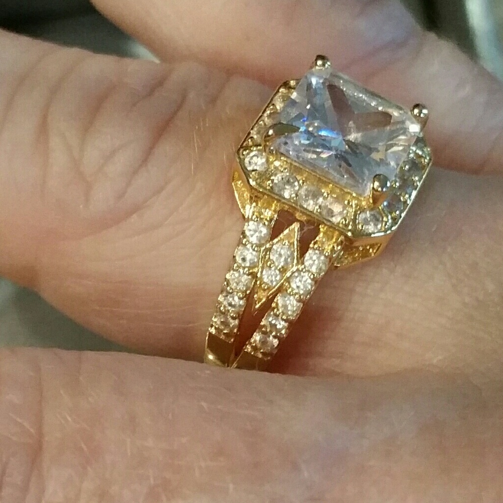NWOT Gorgeous, Golden Engagement/Cocktail Ring