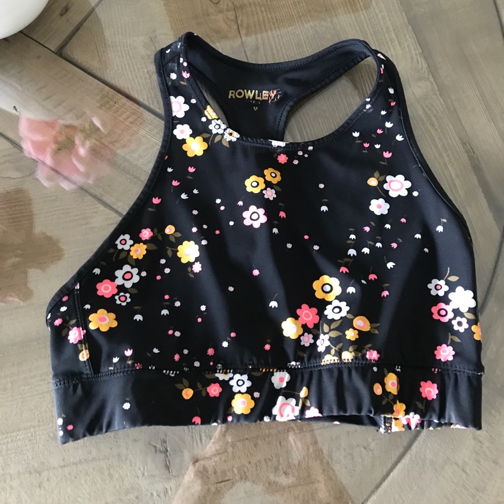 Amazing exercise top. Metallic flowers. Size M.