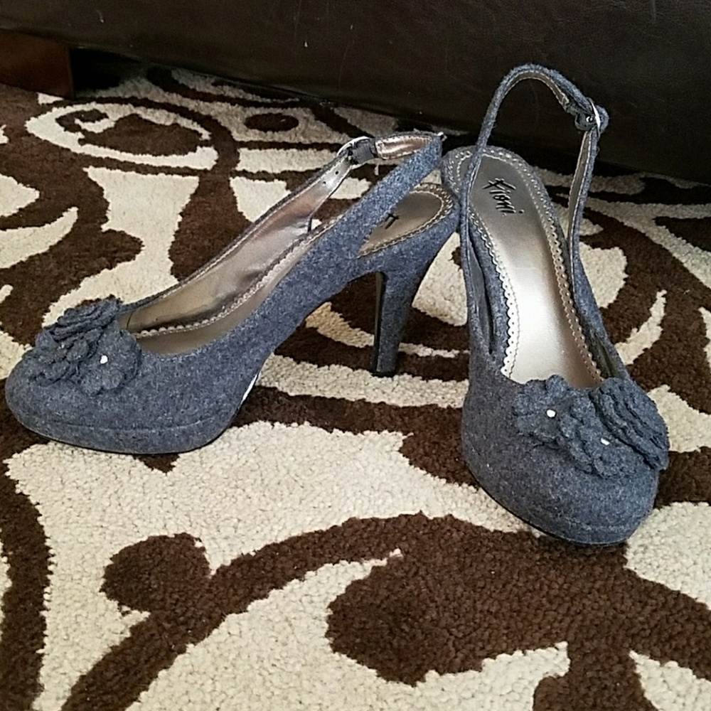 Dark grey wool heels