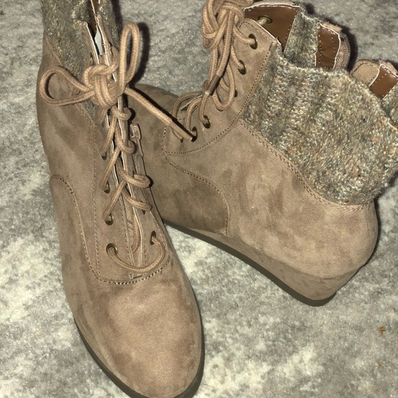 New wedge suede SO boots size 8.5 - Picture 2 of 8
