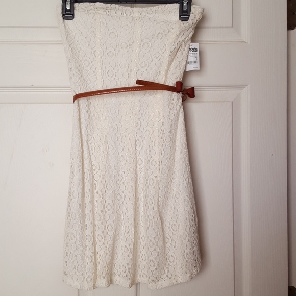 Lace dress - Picture 1 of 3