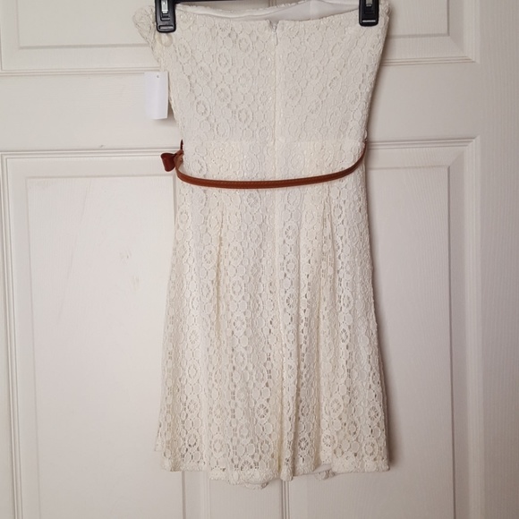 Lace dress - Picture 2 of 3