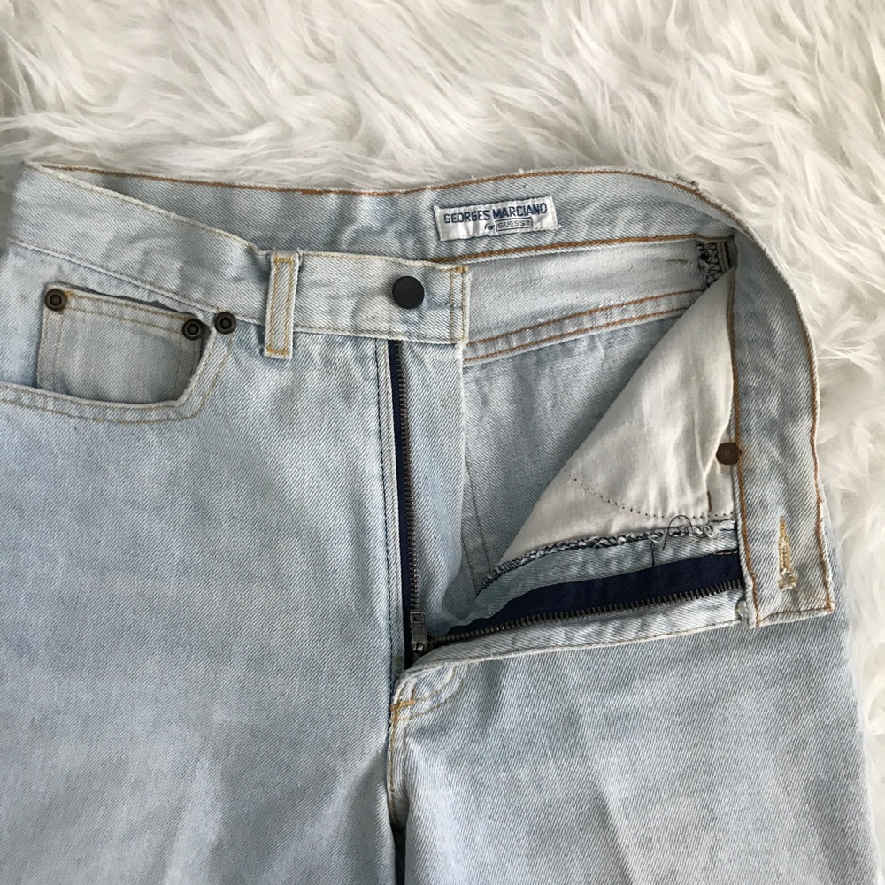 Guess • Vintage Light Wash High Rise Mom Jeans - Picture 2 of 8