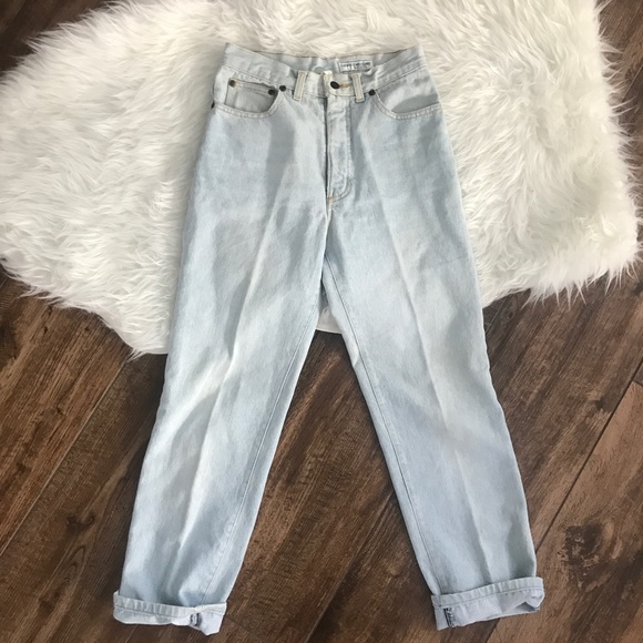 Guess • Vintage Light Wash High Rise Mom Jeans - Picture 6 of 8