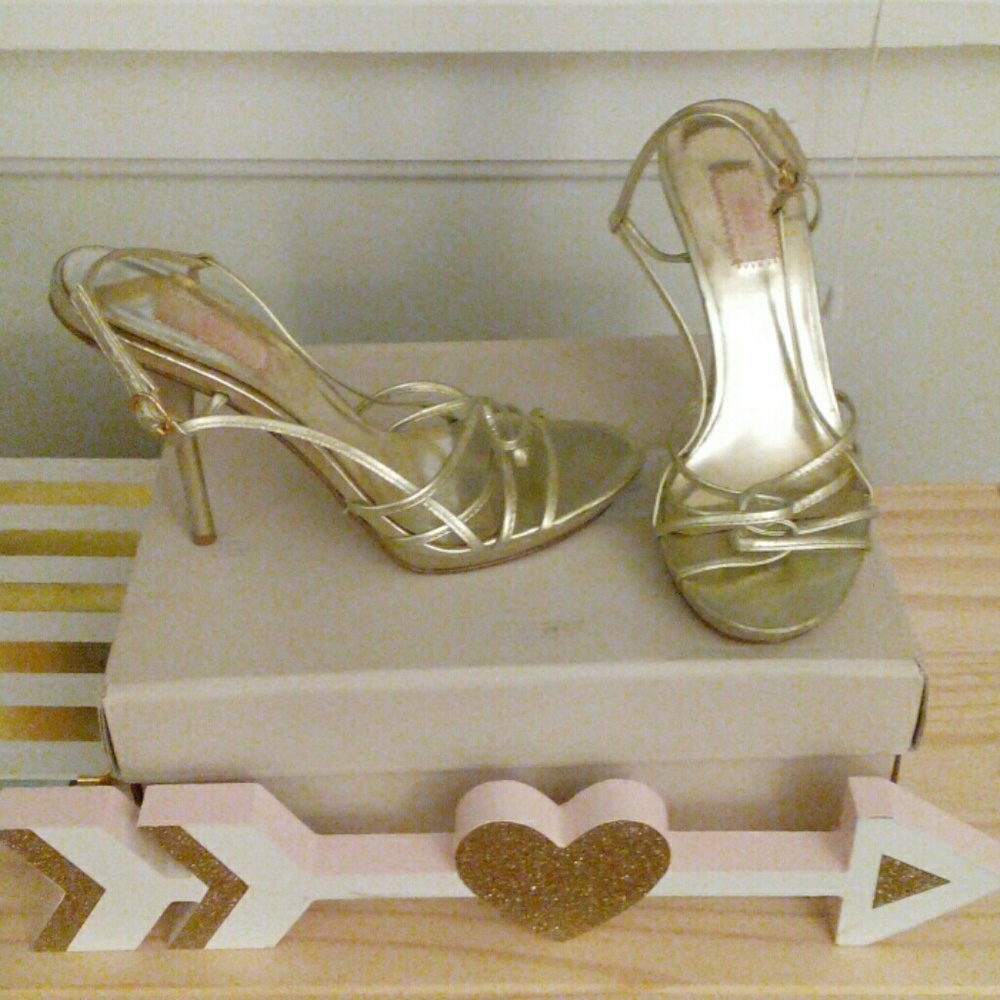 GORGEOUS J.LO Gold Sandals / Heels