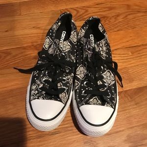 Converse black and white print women’s 8