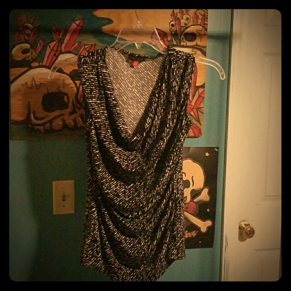 VINCE CAMUTO SMALL SCOOP NECK