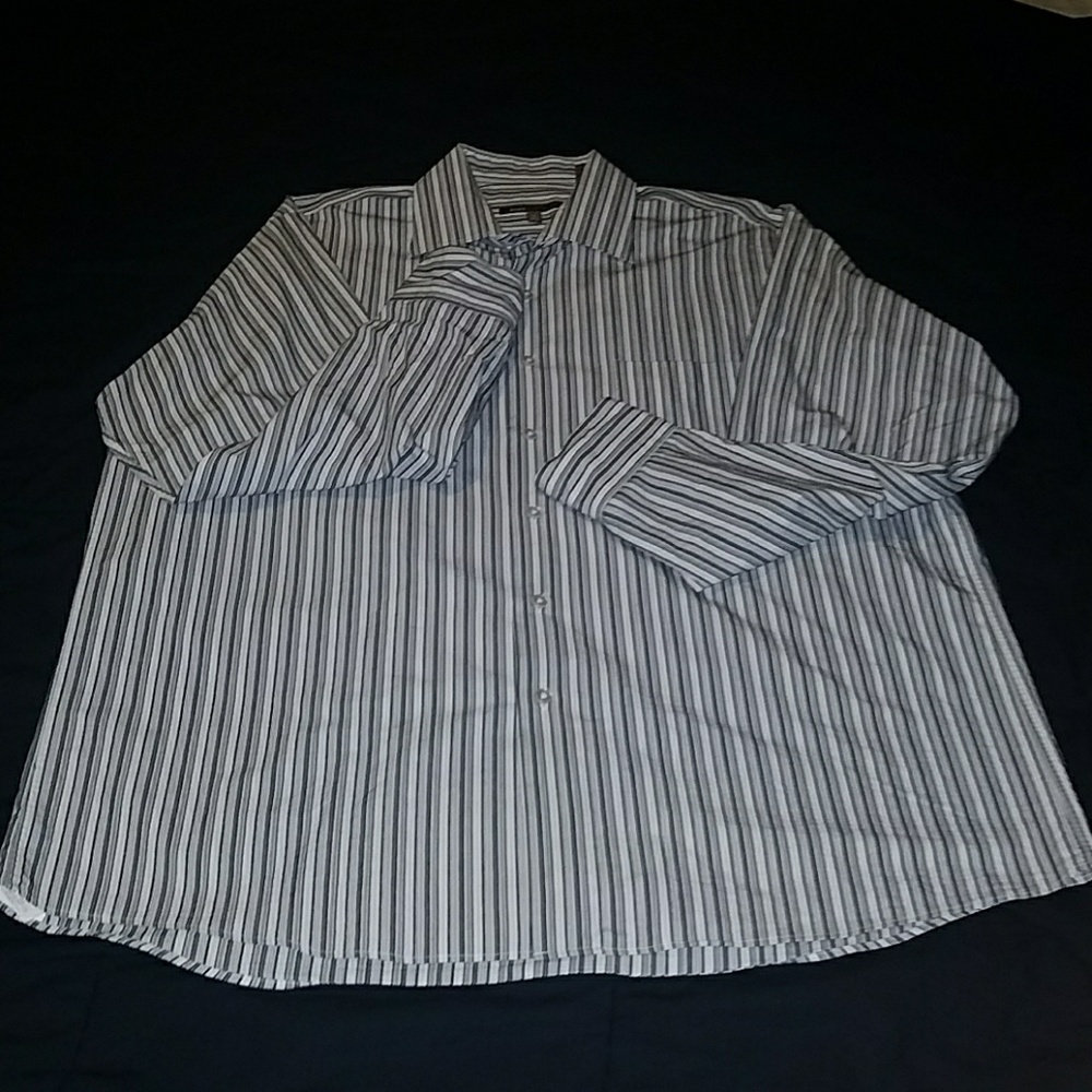 BCBG // ATTITUDE PINSTRIPES BUTTON DOWN SHIRT
